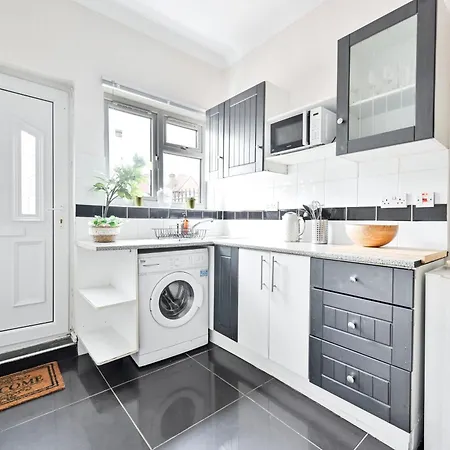 Steps From Stadium With Parking & Fantastic Transport Links! London Exterior photo