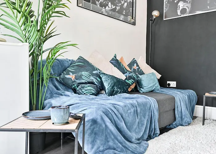 Steps From Stadium With Parking & Fantastic Transport Links!