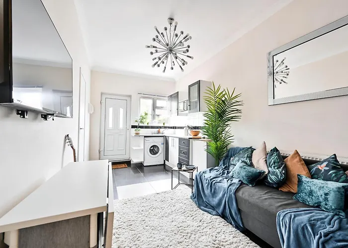 Steps From Stadium With Parking & Fantastic Transport Links!