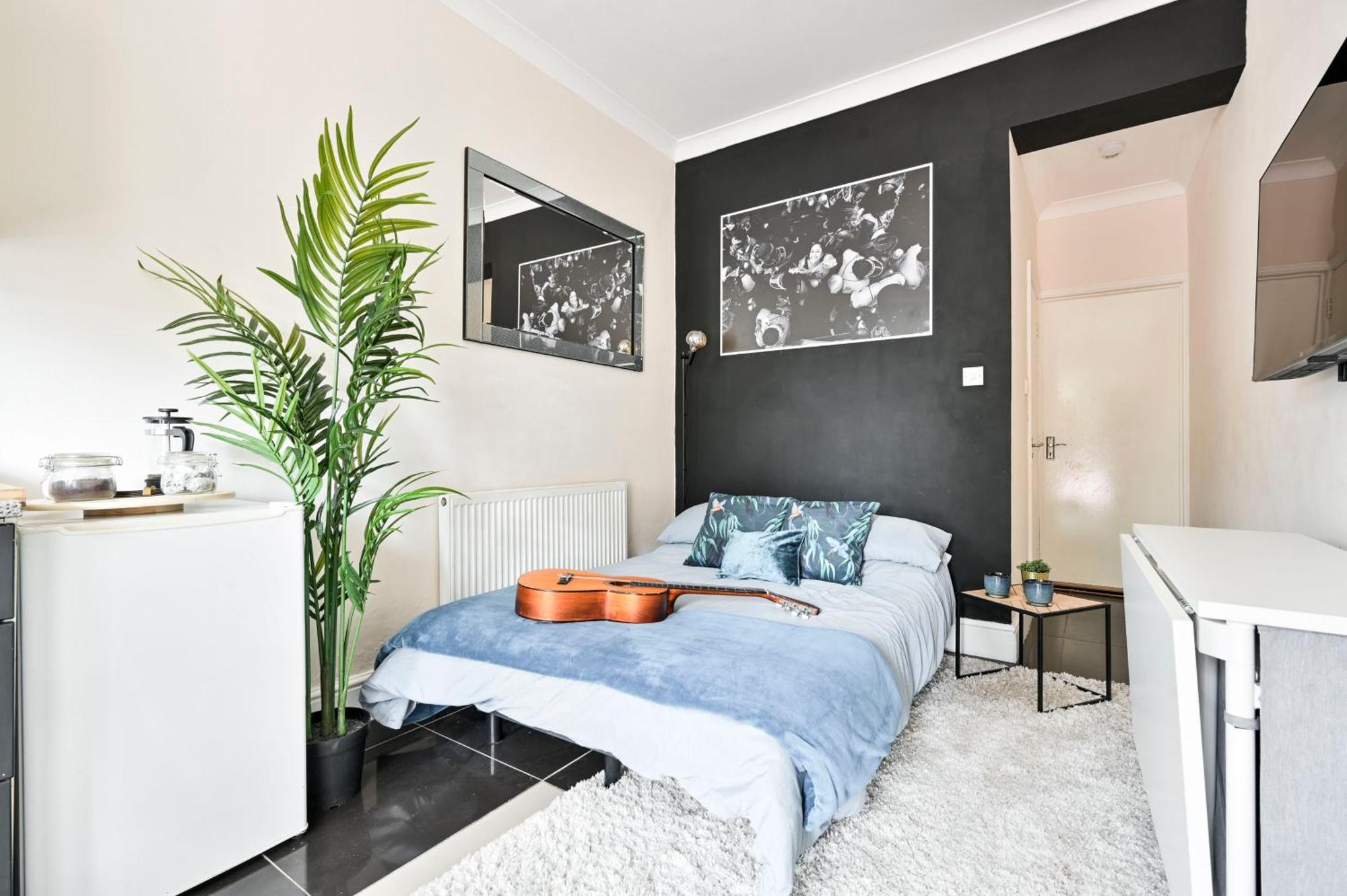 Steps From Stadium With Parking & Fantastic Transport Links!