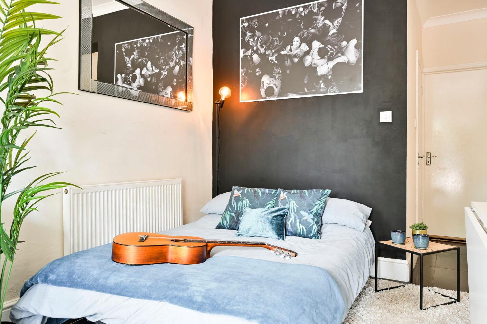 Steps From Stadium With Parking & Fantastic Transport Links! Apartment London
