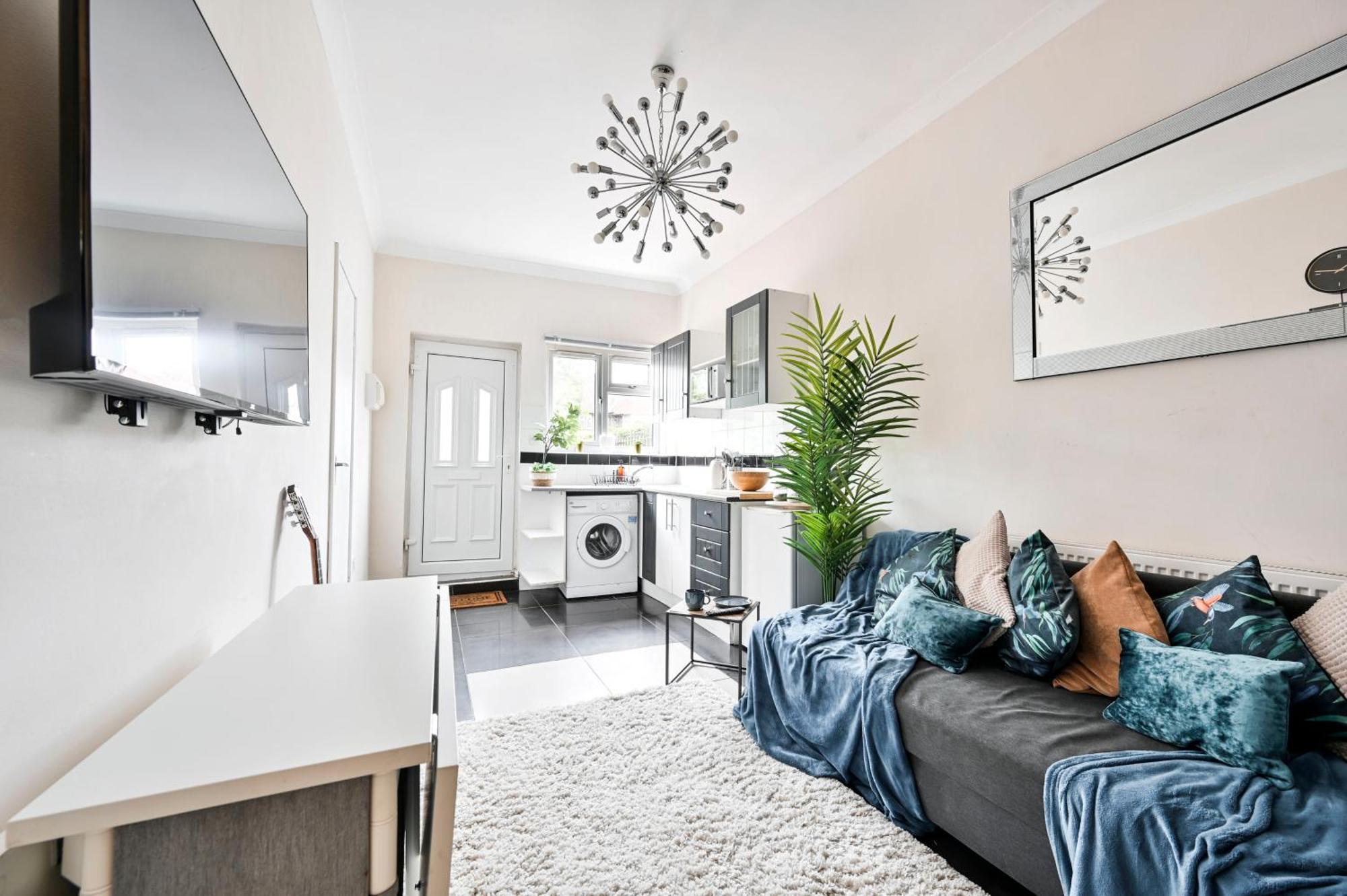 Apartment Steps From Stadium With Parking & Fantastic Transport Links! London
