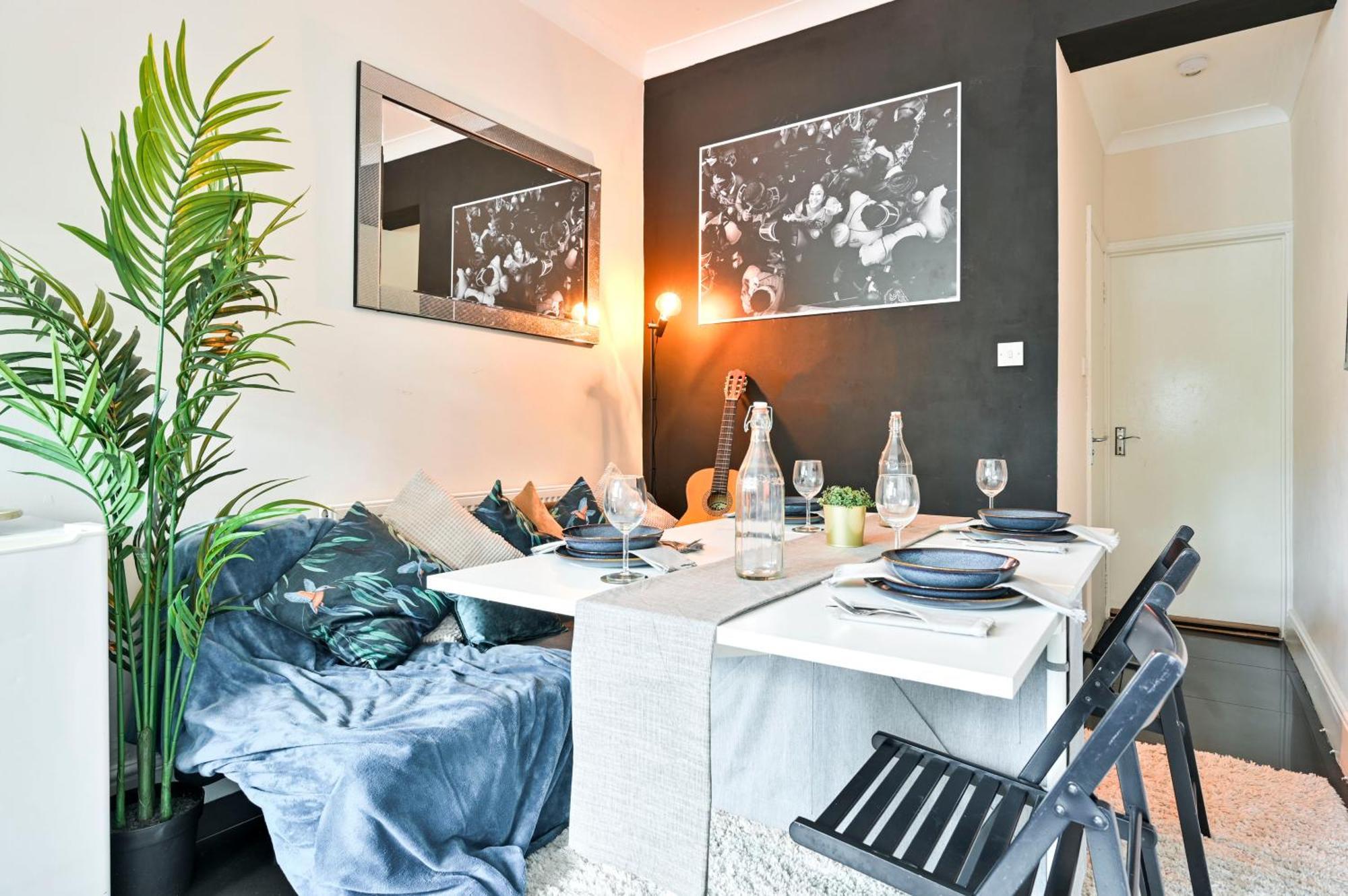 Steps From Stadium With Parking & Fantastic Transport Links! *