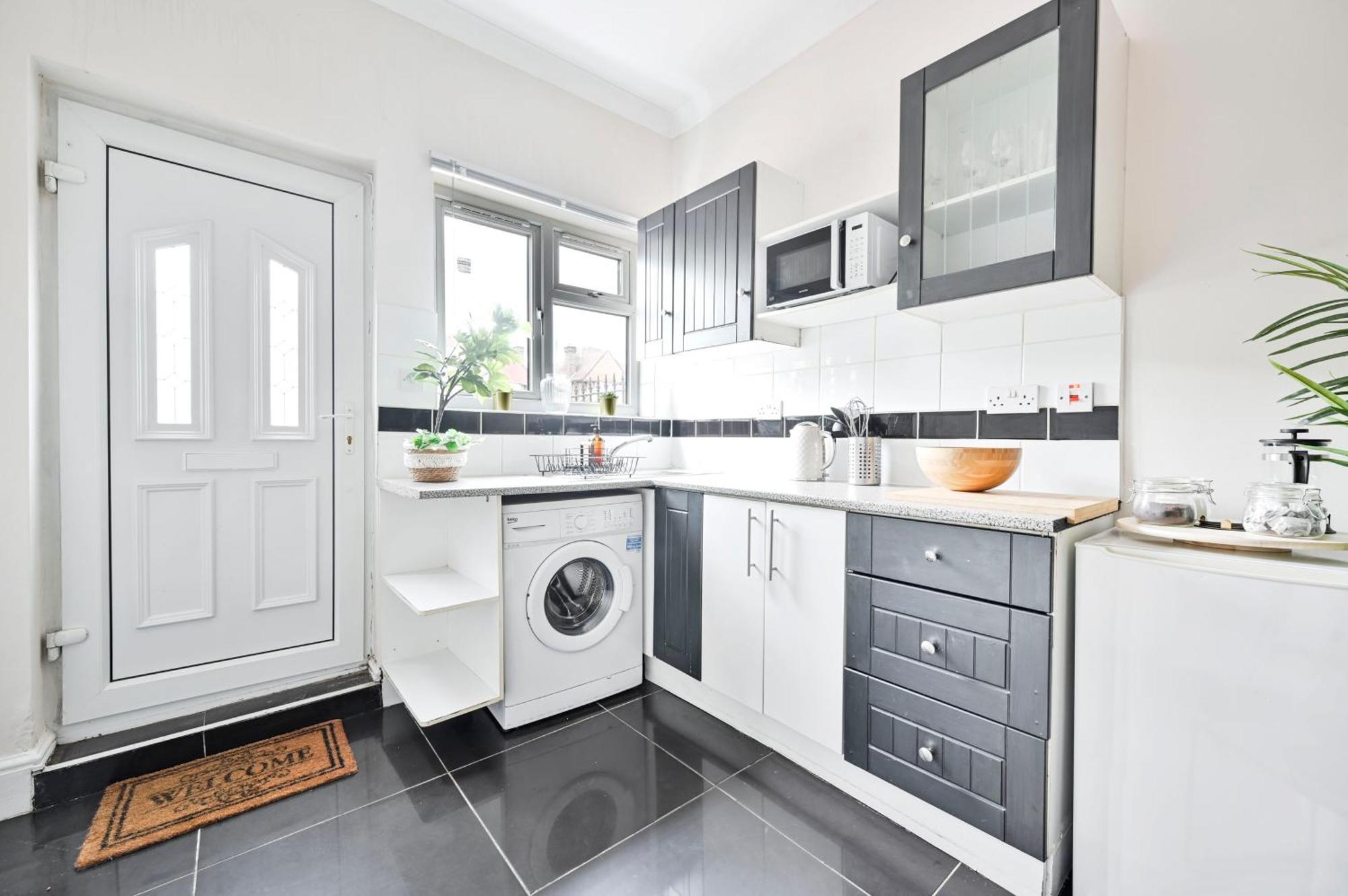 Steps From Stadium With Parking & Fantastic Transport Links! * London