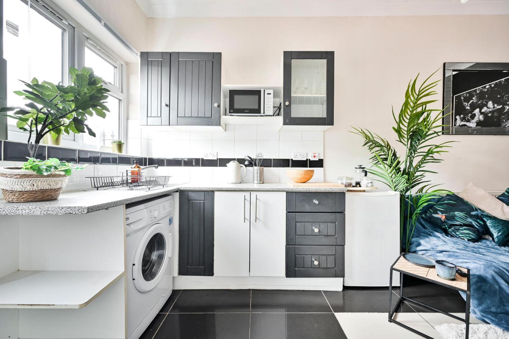 Steps From Stadium With Parking & Fantastic Transport Links! Apartment London